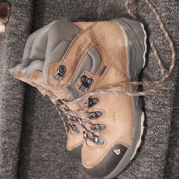 Hiking boots - Picture 2 of 5